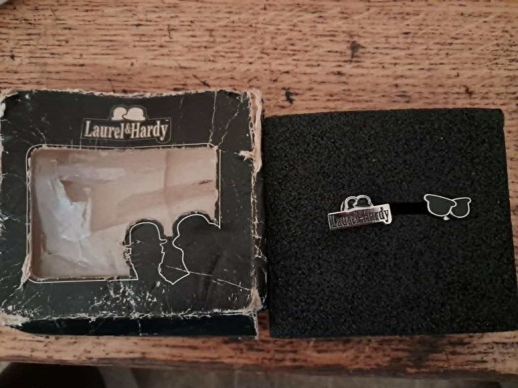 speldjes en pins vintage laurel en hardy jaren 70 met doosje, Ophalen of Verzenden, Gebruikt, Overige onderwerpen, Speldje of Pin