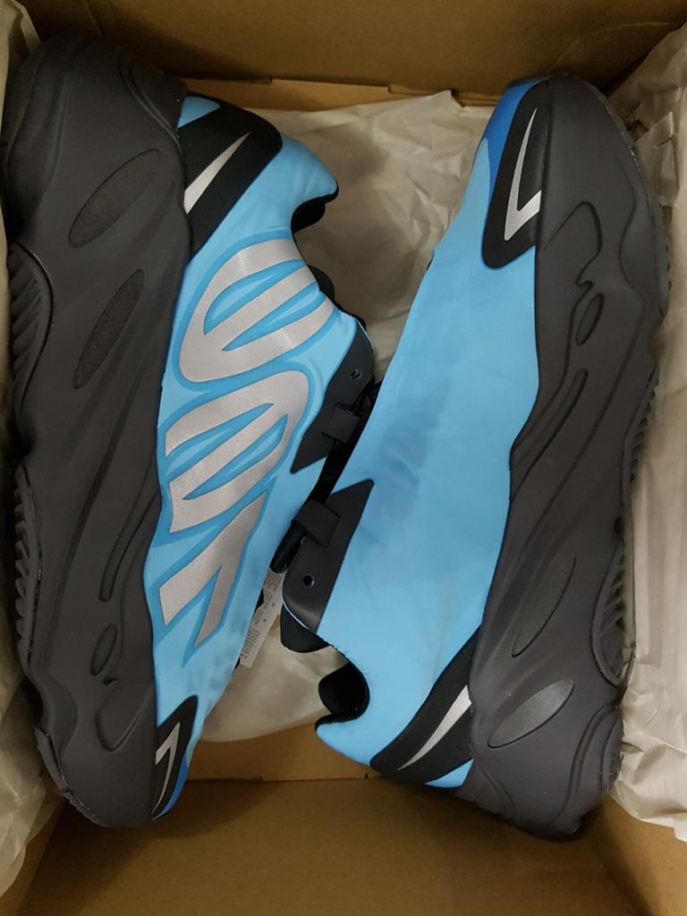 Adidas Yeezy 700 MNVN, Blauw, Nieuw, Ophalen of Verzenden, Sneakers of Gympen