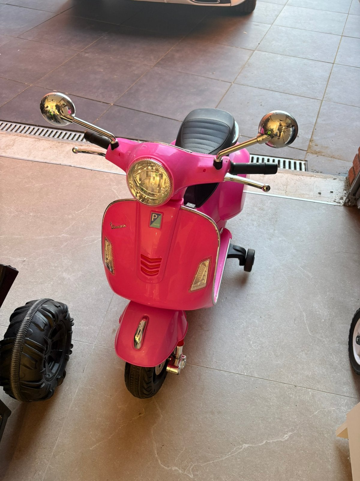 Roze elektrische vespa scooter, Ophalen, Zo goed als nieuw