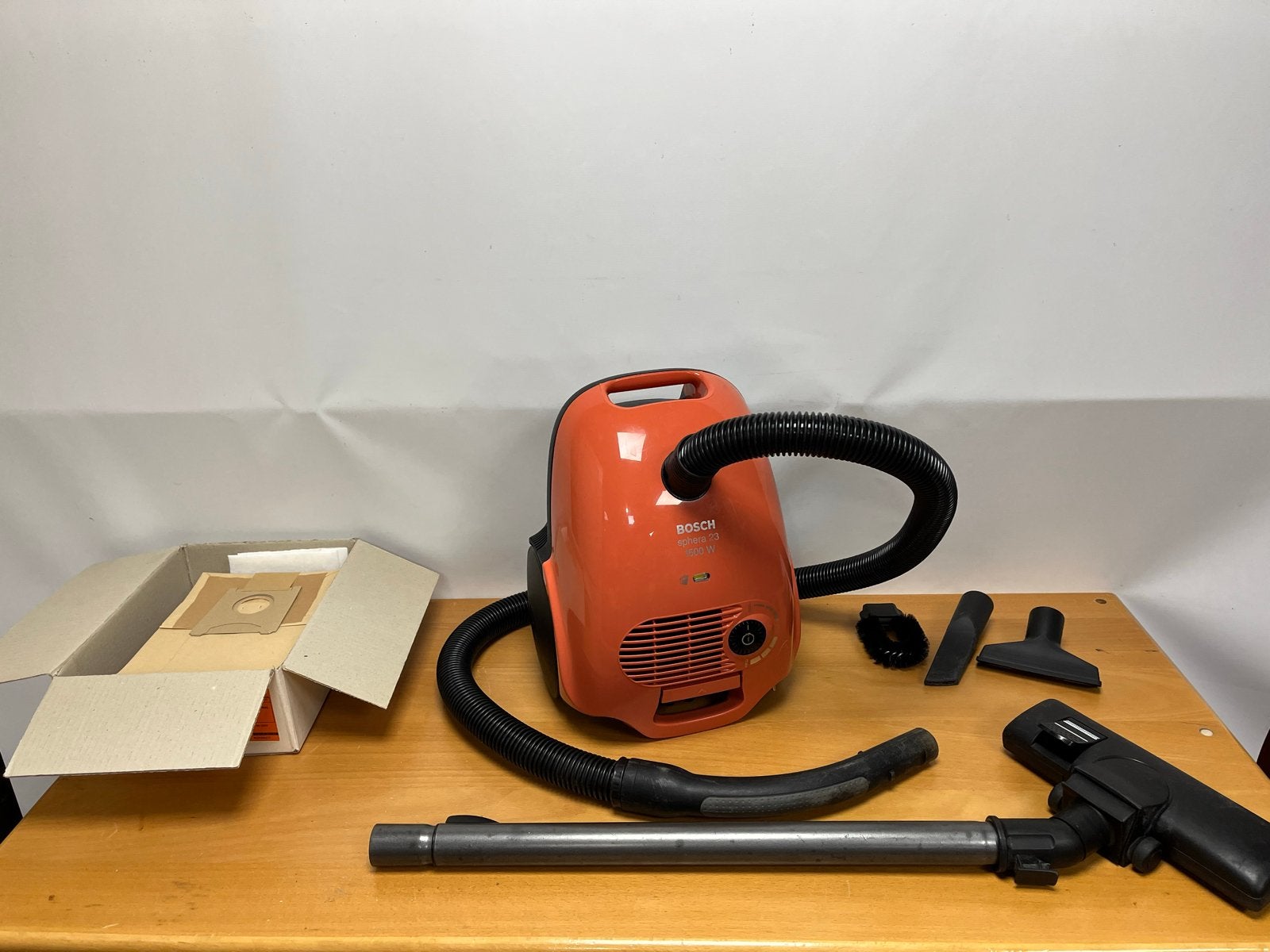 Bosch Stofzuiger 1500W met regelbare zuigkracht en toebehore, Stofzak, Inclusief accessoires, Gebruikt, Bosch