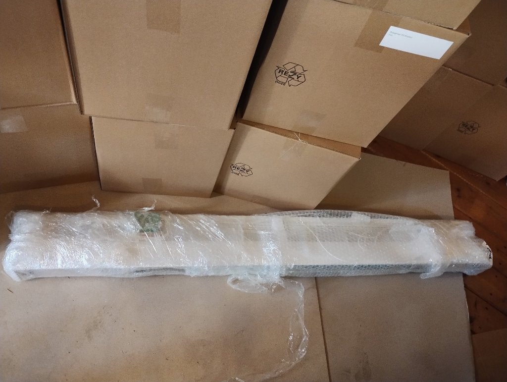 Nieuwe witte houten 50 mm jaloezie met ladderband 25mm., Wit, Hout, Nieuw, 104 cm