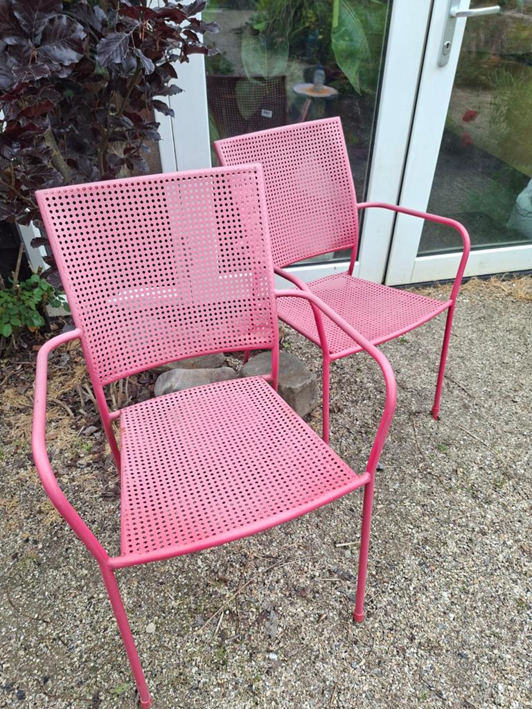 Twee ijzeren roze stoeltjes, Tuin en Terras, Ophalen of Verzenden, Gebruikt, Metaal
