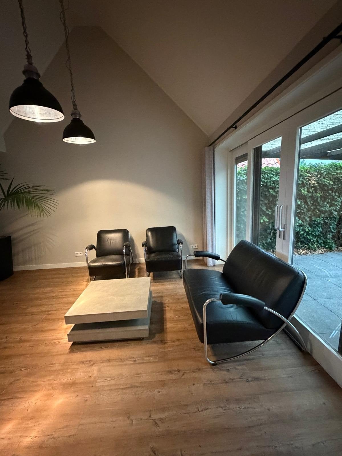 Dyker Nestor Vis Frame Set: 2-zitsbank, 2 stoelen, 1 poef, Ophalen, Zo goed als nieuw, 75 tot 100 cm, Leer