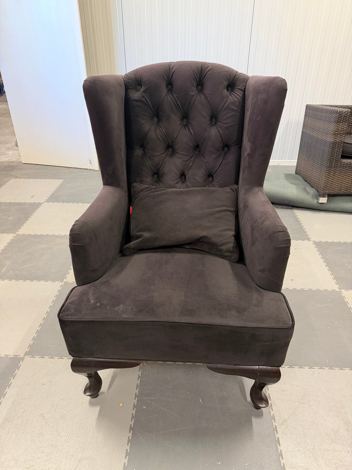 Comfortabele zwarte fauteuil - bijna om in te liggen, Huis en Inrichting, Fauteuils, Ophalen, Gebruikt, Stof, 75 tot 100 cm