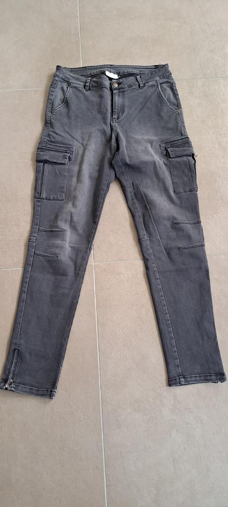 Gedragen grijze cargo broek met ritsen, Maat 38/40 (M), Ophalen of Verzenden, Onbekend, Gedragen