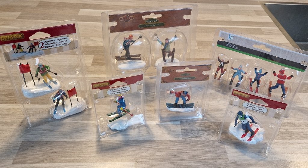 Lemax Luville Intratuin wintersport figuren, Diversen, Kerst, Ophalen of Verzenden, Nieuw