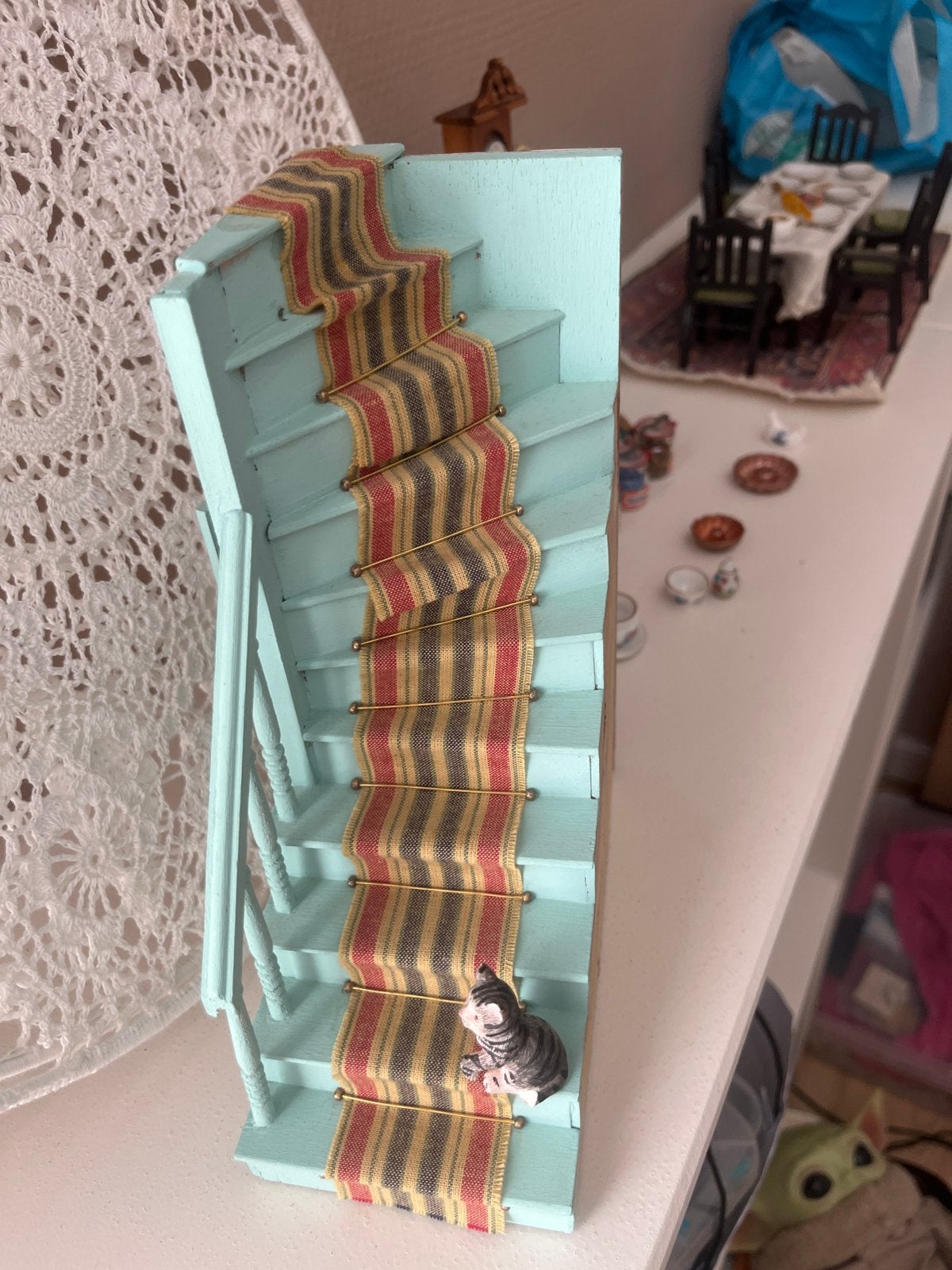 Miniatuur poppenhuis trap met loper en katje, Ophalen of Verzenden, Gebruikt, Decoratie