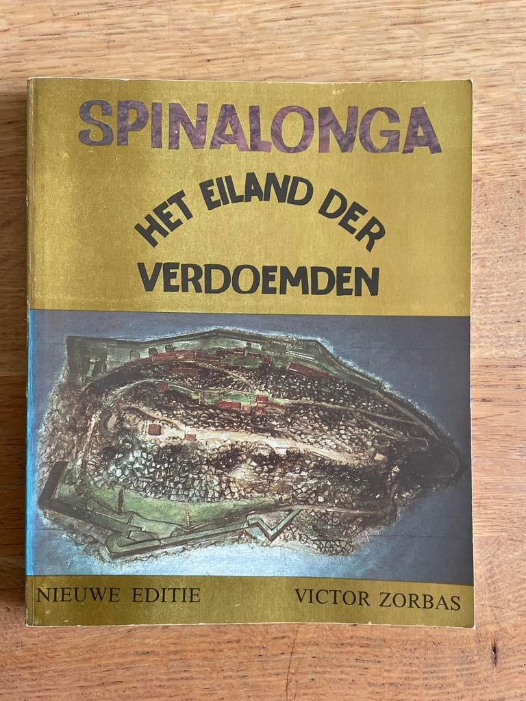 Spinalonga – Het eiland der verdoemden (gesigneerd), Boeken, Geschiedenis | Wereld, Gelezen, Europa, Ophalen of Verzenden
