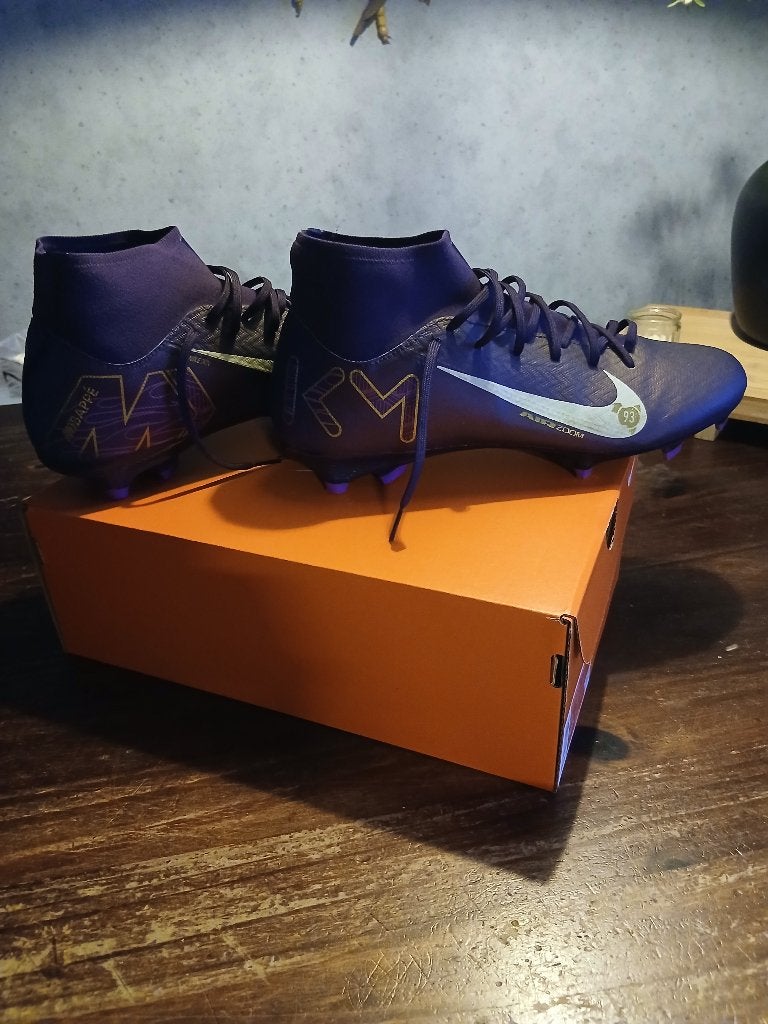 Tekoop nieuwe voetbalschoenen kilian mbappé maat 45, Ophalen, Maat XS of kleiner, Schoenen, Nieuw