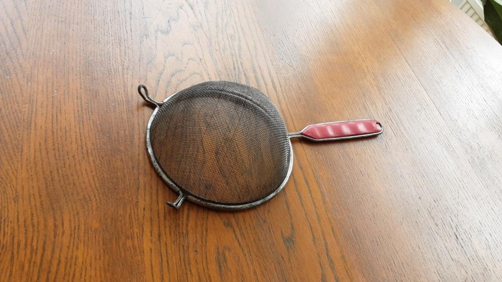 Vintage vergiet met rood handvat, Antiek en Kunst, Ophalen of Verzenden