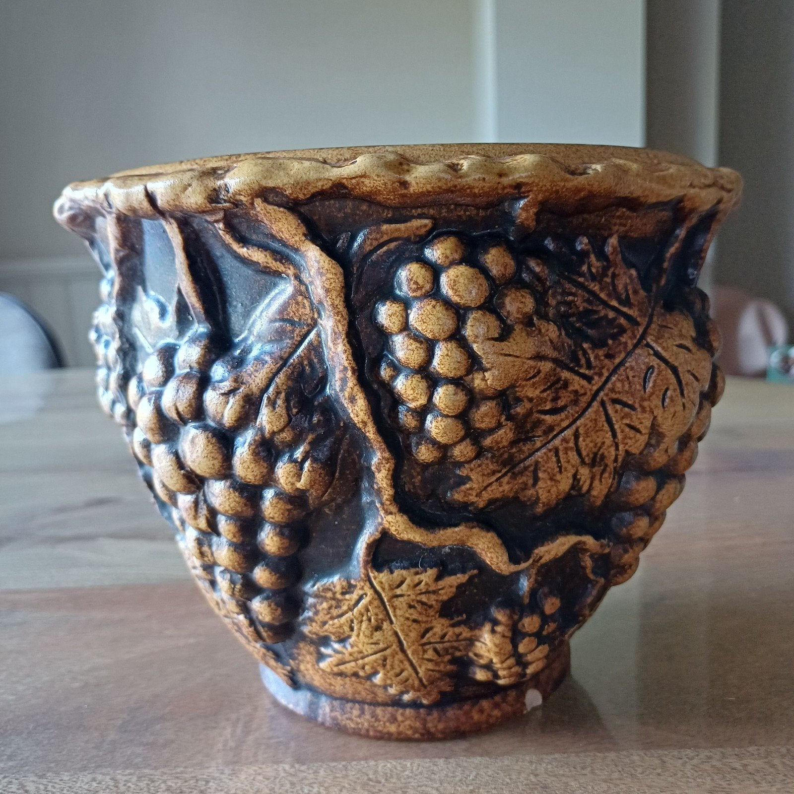 Vintage Aardewerk Bloempot met Druivenmotief, Ophalen of Verzenden
