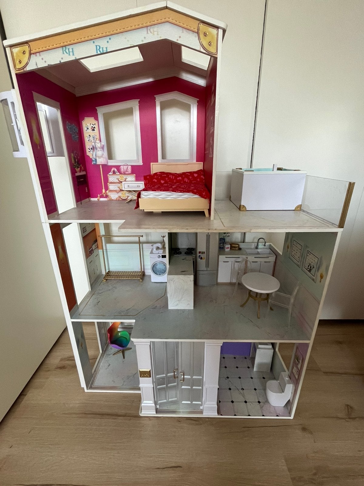 Rainbow High poppenhuis, compleet met diverse meubels + auto, Ophalen, Gebruikt, Poppenhuis