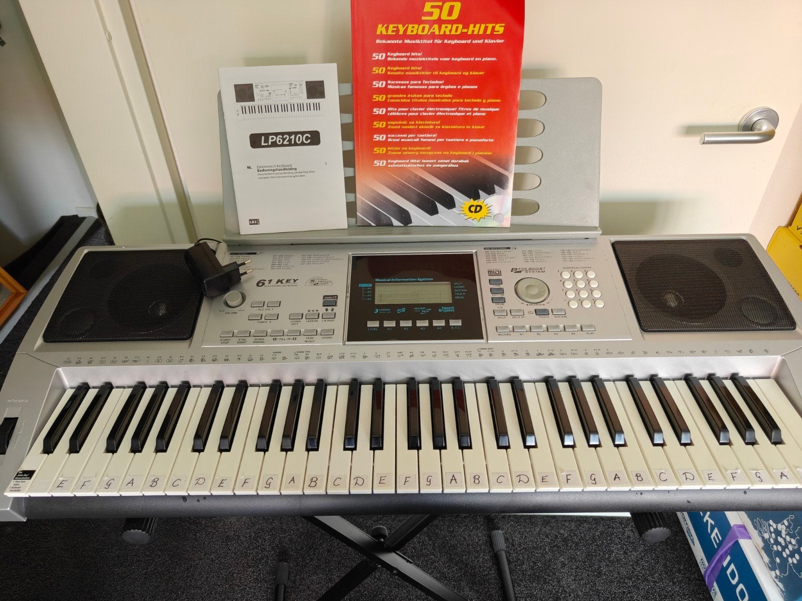 Elektronisch keyboard incl standaard en boekje, Ophalen, Zo goed als nieuw, 61 toetsen, Overige merken