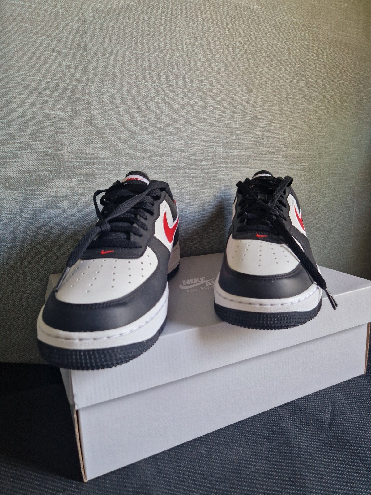 Nike Air Force 1 Low - Zwart/Wit/Rood - Maat 44,5, Kleding | Heren, Zwart, Nieuw, Ophalen of Verzenden, Nike Air Force