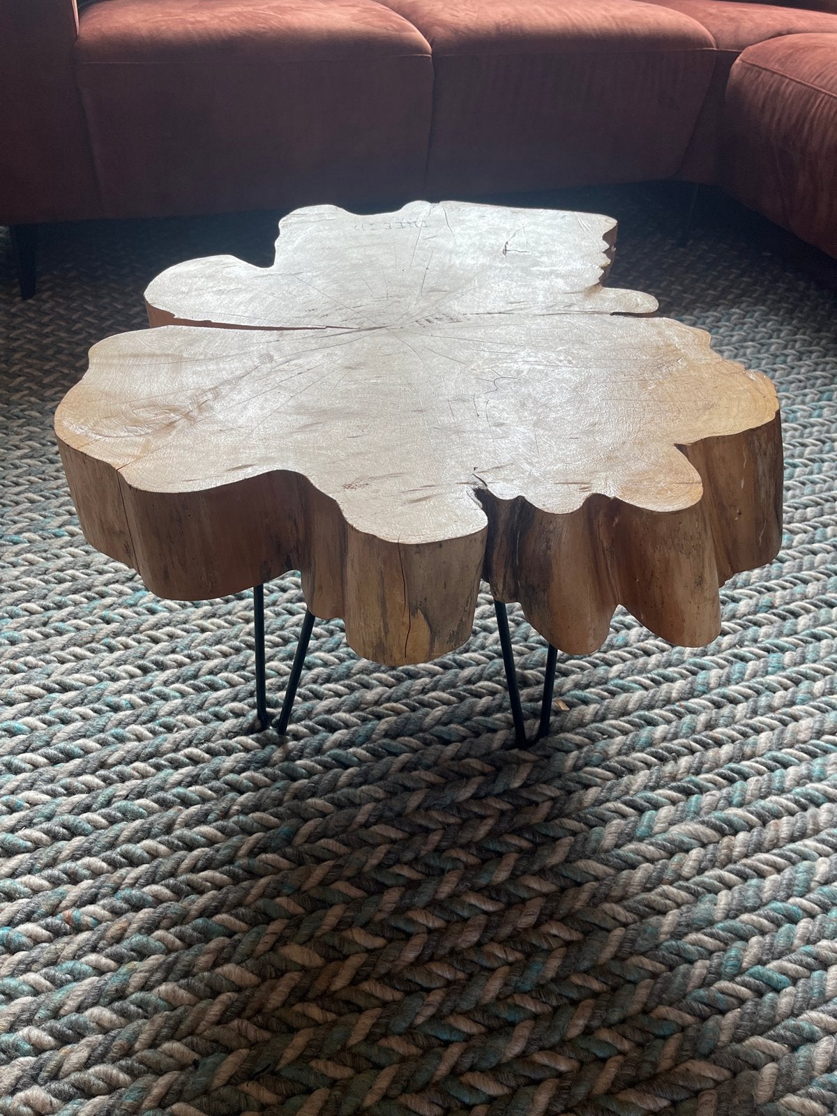 Boomstam salontafel met zwarte hairpin poten, Huis en Inrichting, Ophalen, 50 tot 100 cm, Zo goed als nieuw, Overige vormen