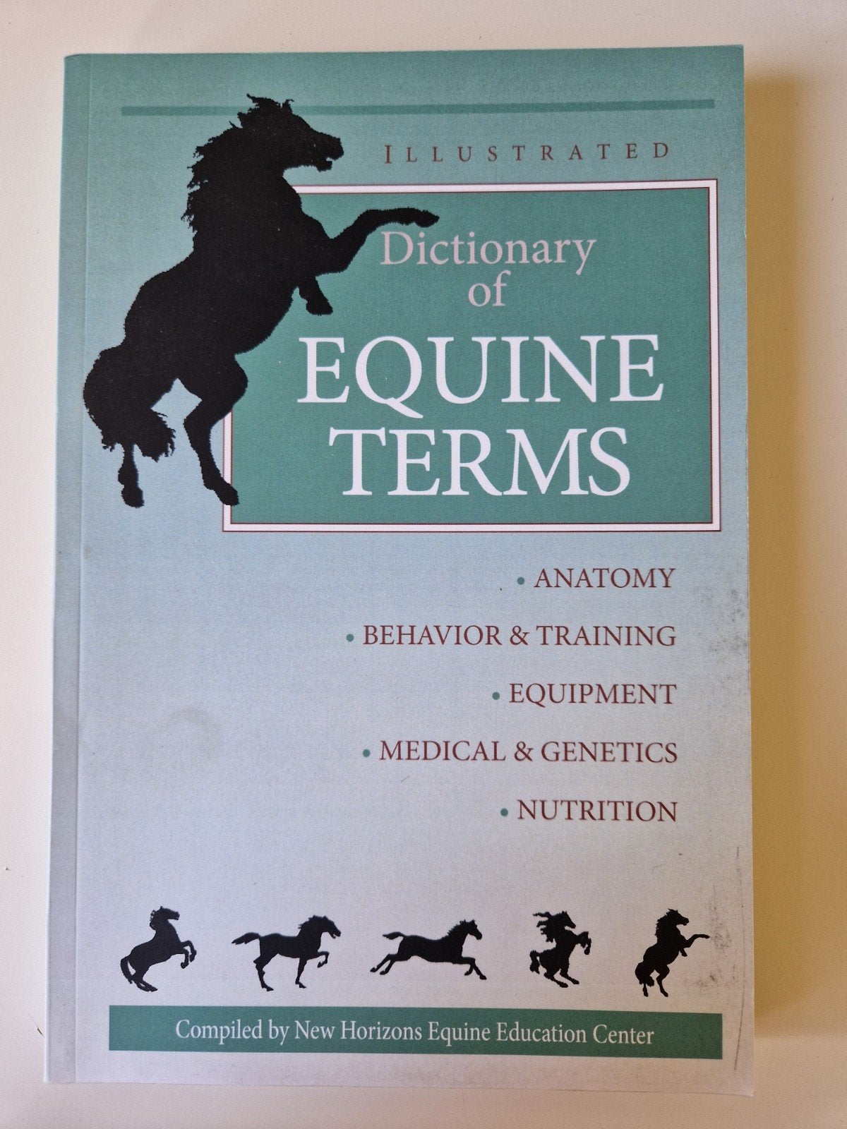 Dictionary of Equine Terms, Ophalen of Verzenden, Nieuw, Paarden of Pony's, New Horizons Equine education center