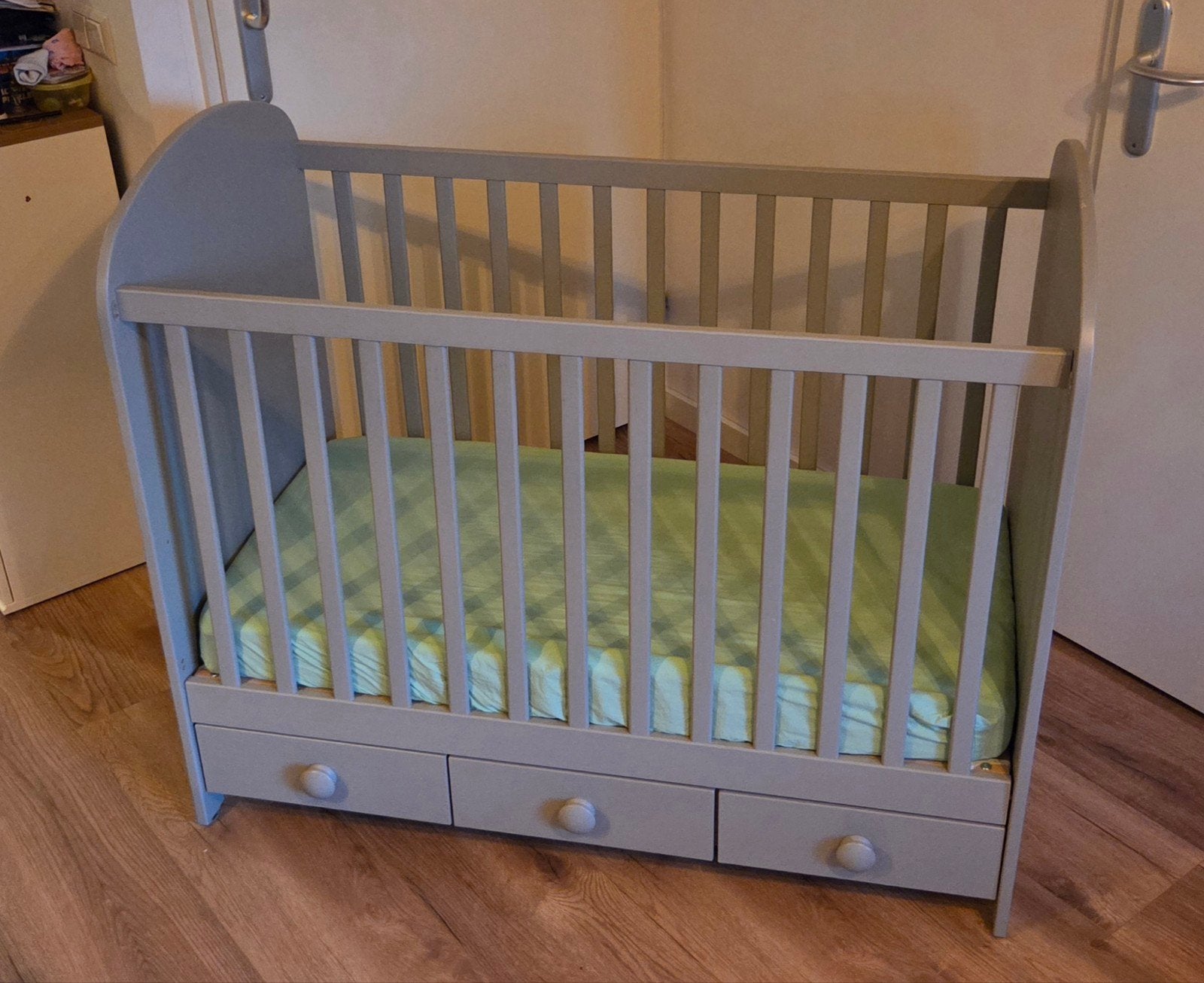 Gonatt Babybedje met verstelbare spijlen en lade, Kinderen en Baby's, Gebruikt, 70 tot 85 cm, Lattenbodem, 140 tot 160 cm