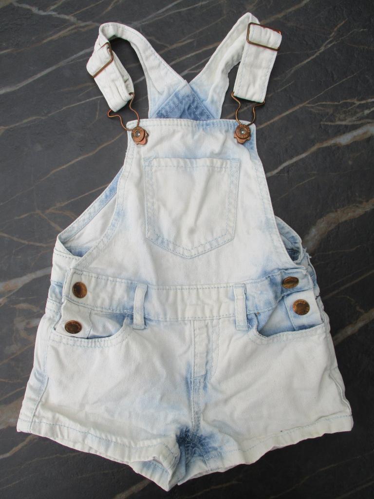 Korte tuinbroek wit met blauw spijkerstof maat 98 broekpak, Kinderen en Baby's, Kinderkleding | Maat 98, Ophalen of Verzenden