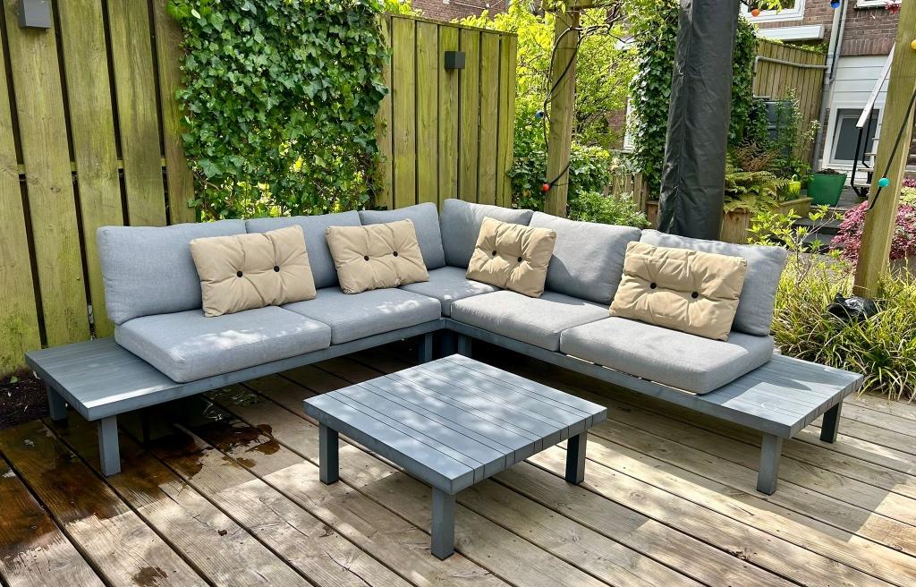 Lounge tuinset in goede staat incl kussens en tafel: € 275, Ophalen, 6 zitplaatsen, Bank, Aluminium