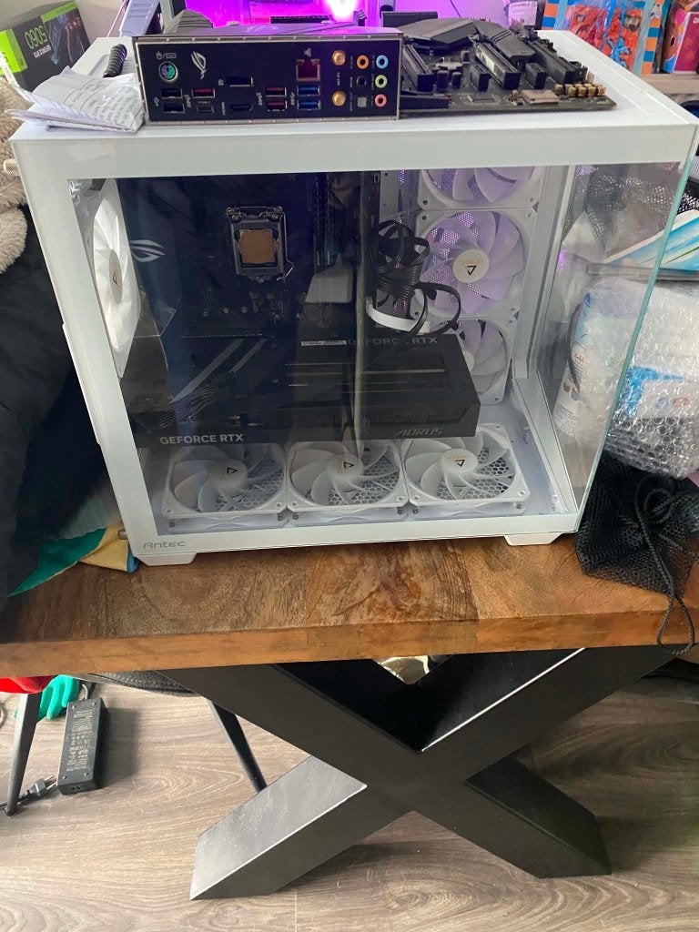 Game pc  i5 9600k 16gb 1tb Opslag RGB RTX 5060, Computers en Software, Ophalen, Custom Build, Zo goed als nieuw, Gaming