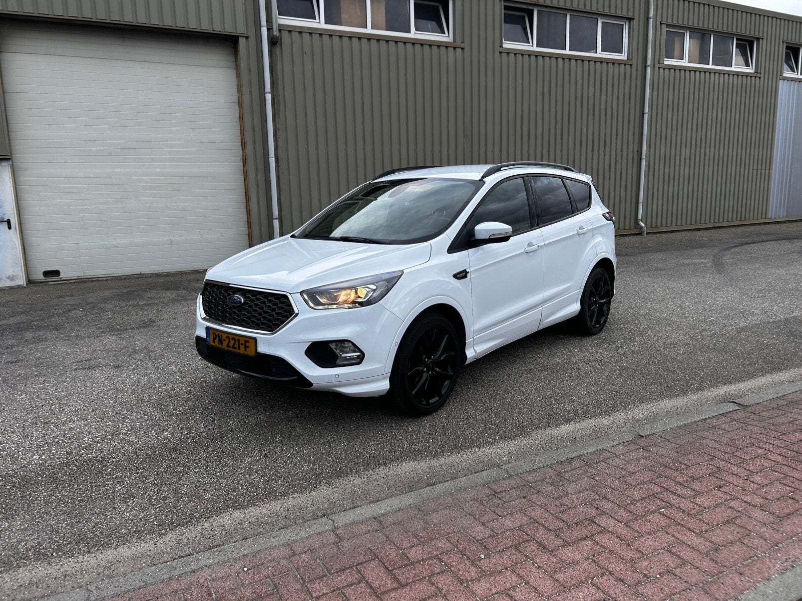 Ford Kuga 1.5 Ecoboost 120pk 2WD 2017 Wit, Auto's, Ford, Bedrijf, Kuga, Achteruitrijcamera, Adaptive Cruise Control, Airbags, Airconditioning