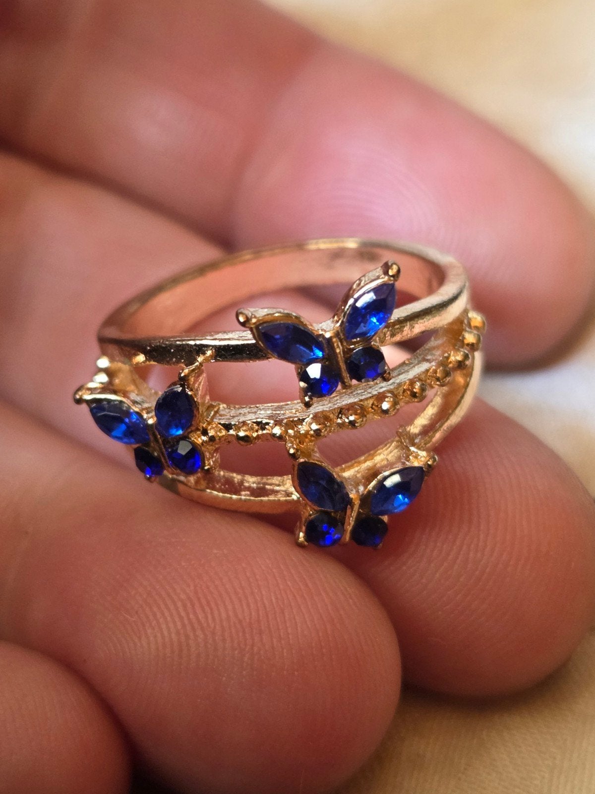 Goudkleurige Vlinder Ring Maat 19 met Blauwe Steentjes, Overige materialen, 19 tot 20, Nieuw, Ophalen of Verzenden