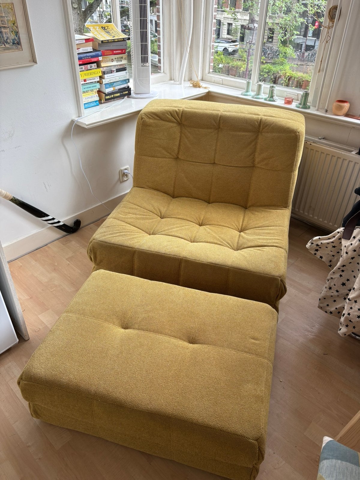 Fauteuil + voetenbank, mosterdgeel, Ophalen, 75 tot 100 cm, Zo goed als nieuw, Stof