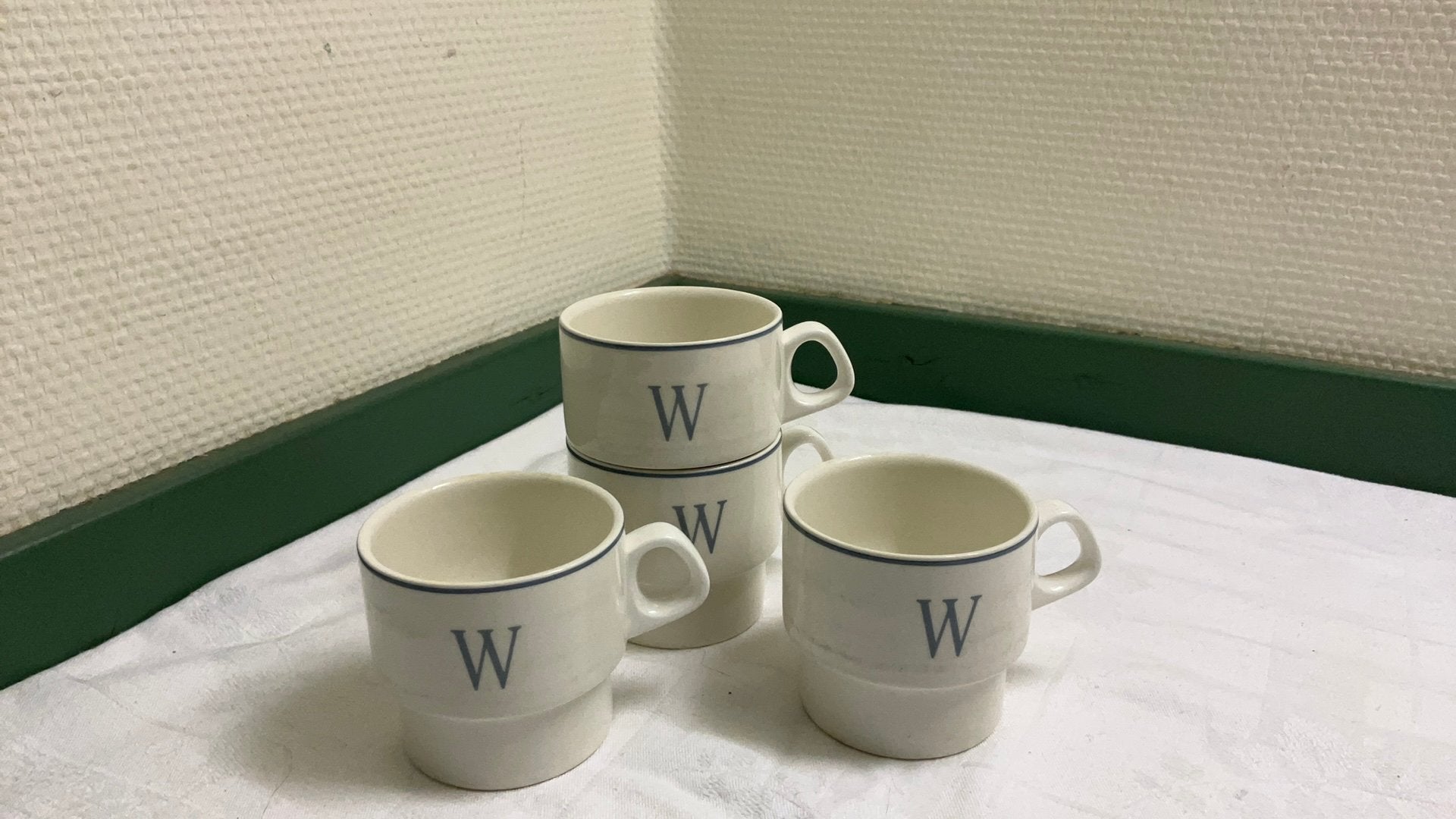 Villeroy en boch, stapel bekers, monogram, Ophalen of Verzenden, Zo goed als nieuw, Overige stijlen, Kop(pen) en/of Schotel(s)