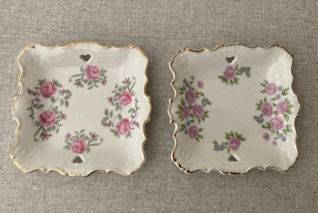 2 Sierlijke Bonbon Bordjes van Echt Porselein met Rozentakje, Antiek en Kunst, Ophalen of Verzenden