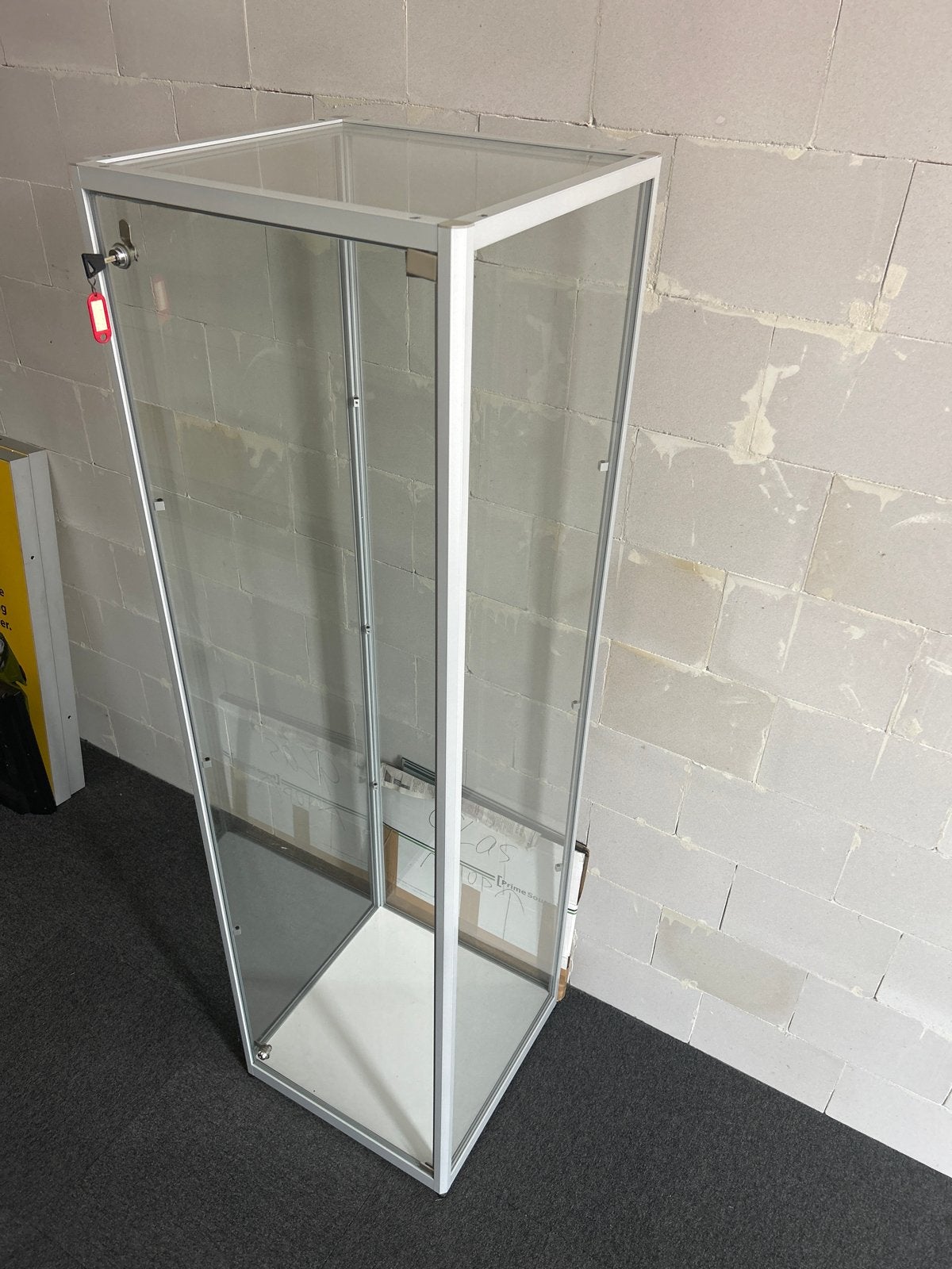 Foto 3 van Nette vitrinekast met aluminium frame en 4 niveaus