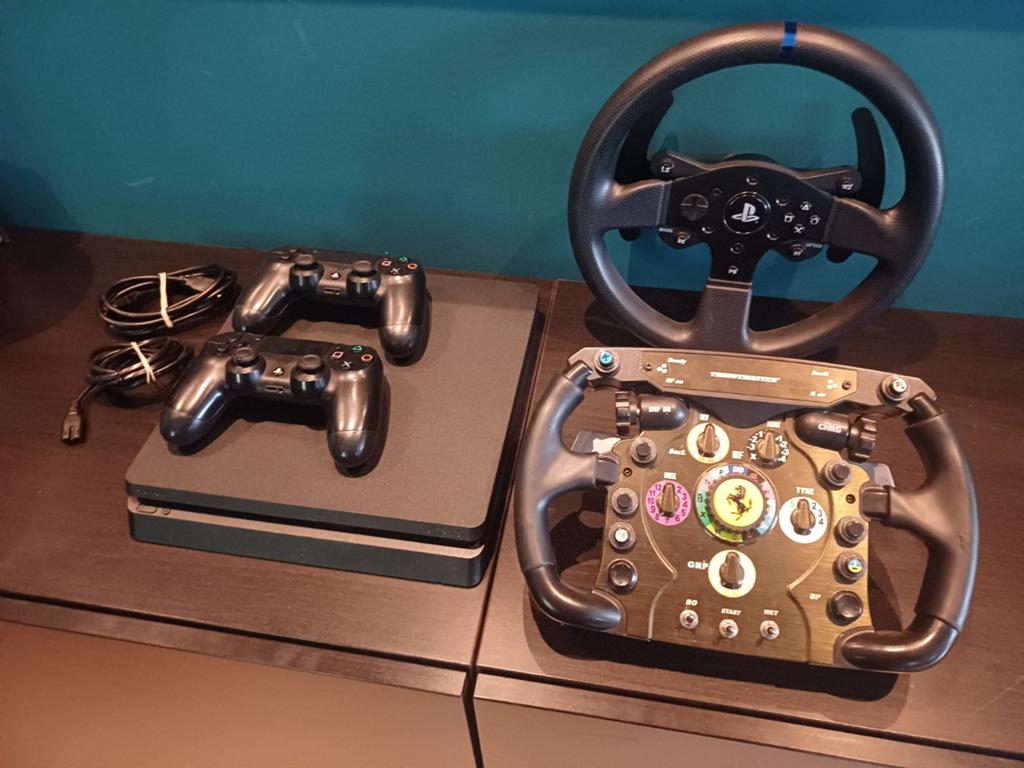 PlayStation 4 Slim met 2 controllers en Thrustmaster stuur, Ophalen of Verzenden