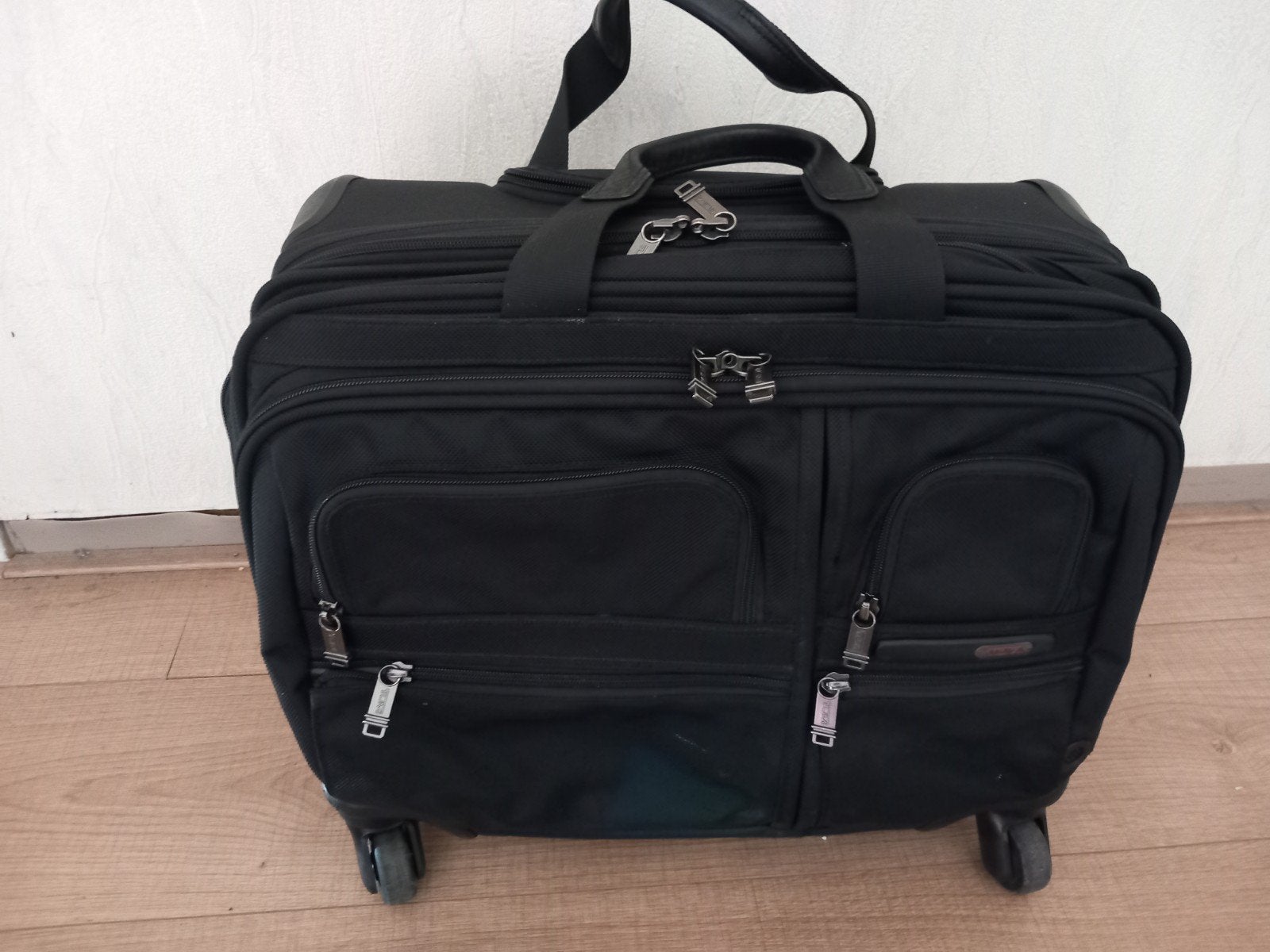 Tumi, Ophalen of Verzenden, 30 cm of meer, Wieltjes