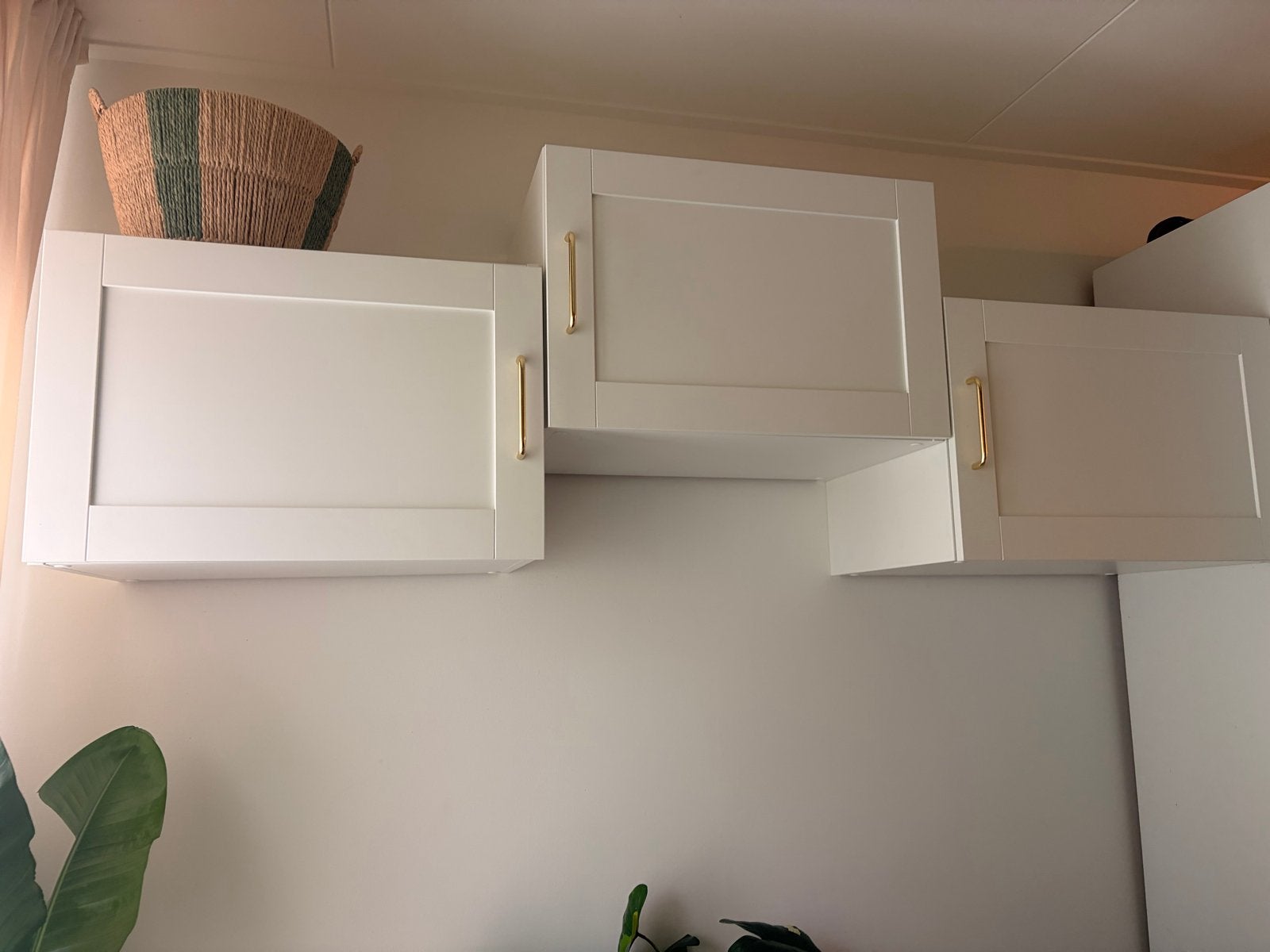 Drie witte IKEA BESTÅ hangkasten met gouden handgrepen, Ophalen, Zo goed als nieuw