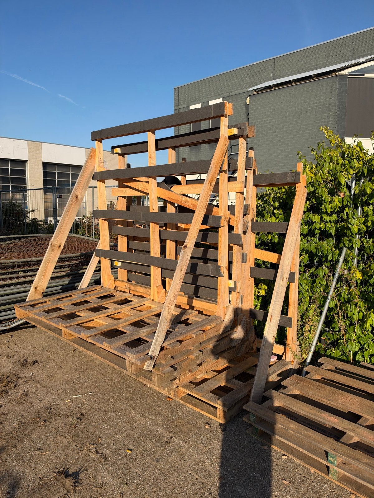 Houten bokken voor transport van kozijnen/glas, Ophalen
