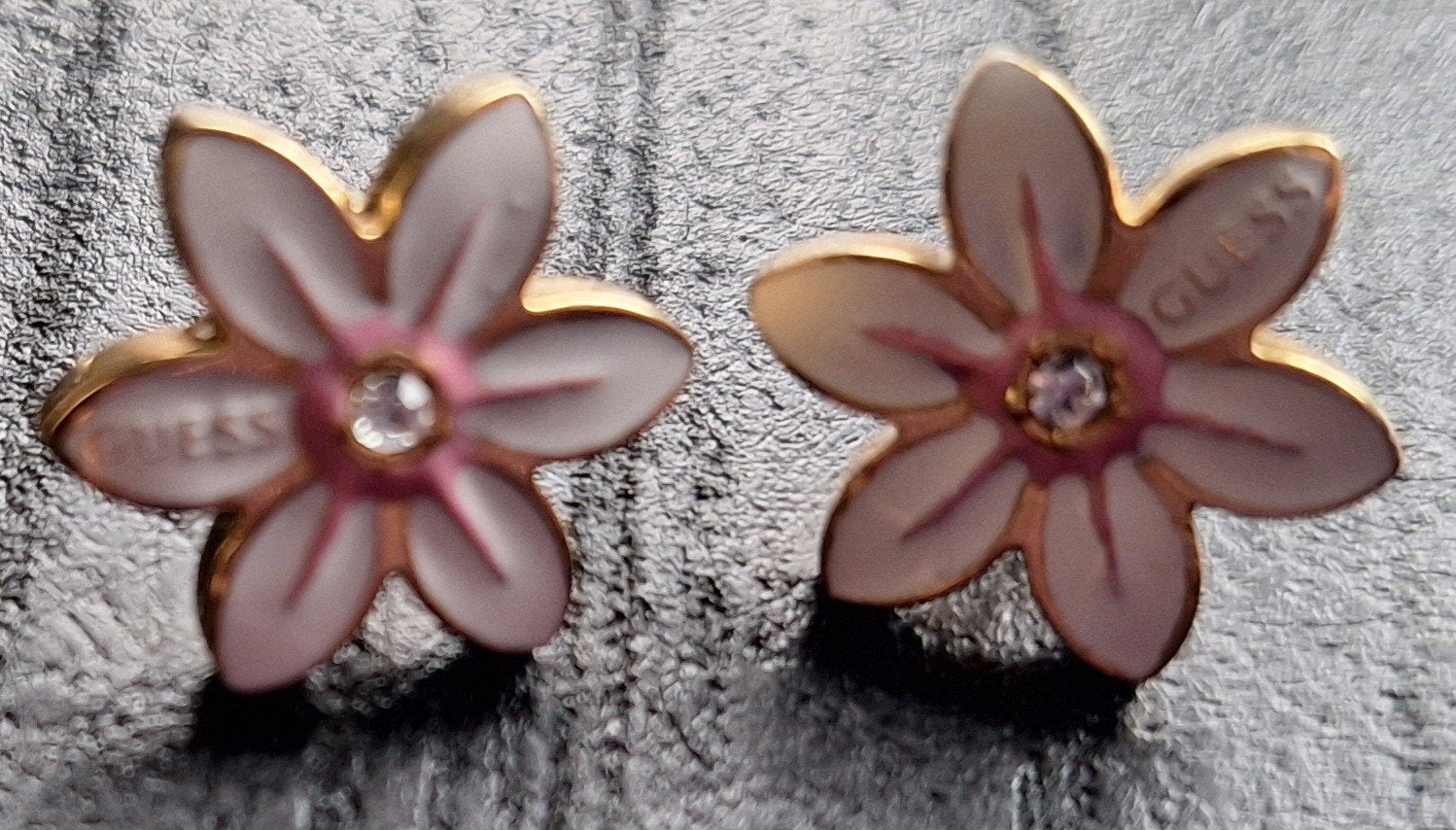 GUESS oorbellen bloem., Sieraden, Tassen en Uiterlijk, Ophalen, Overige materialen, Overige kleuren, Zo goed als nieuw