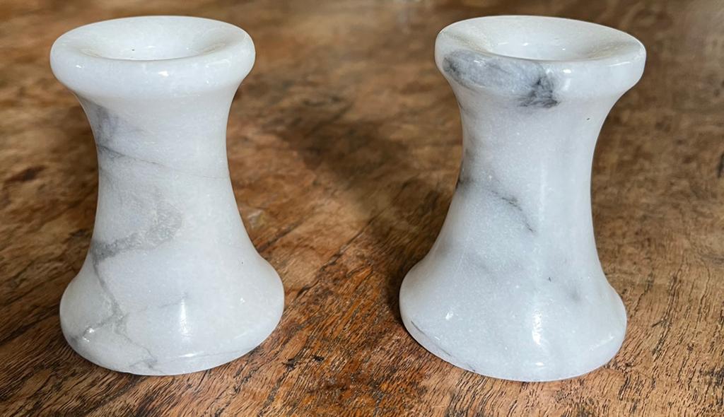 2 marmeren kaarsenstandaards, Huis en Inrichting, Woonaccessoires | Kandelaars en Kaarsen, Overige materialen, Overige kleuren