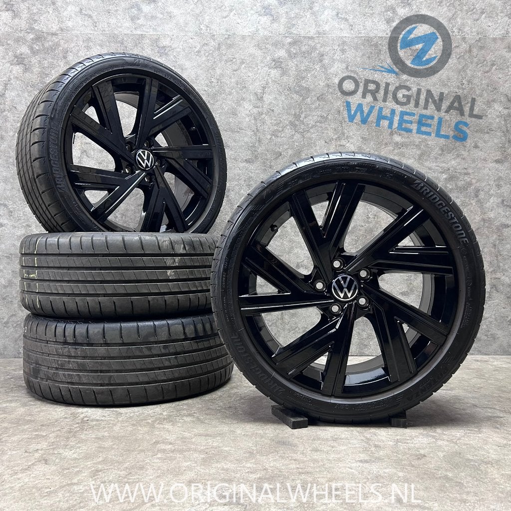 18 inch originele Bergamo velgen + zomerbanden VW Golf 8, Auto-onderdelen, Banden en Velgen, 18 inch, Gebruikt, Banden en Velgen