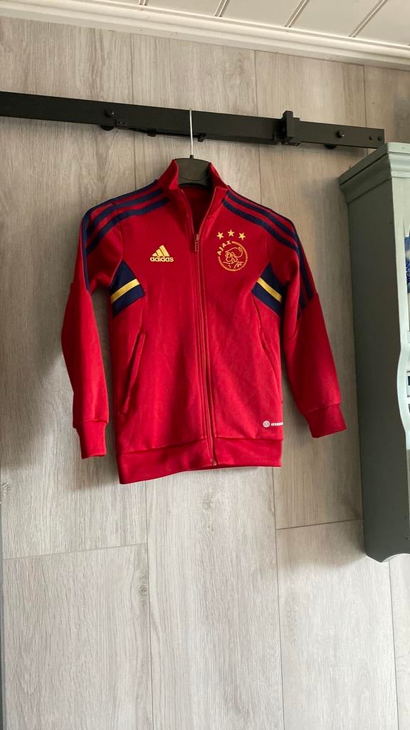 Ajax trainings jasje rood/navy maat 128, Sport en Fitness, Voetbal, Ophalen of Verzenden, Zo goed als nieuw