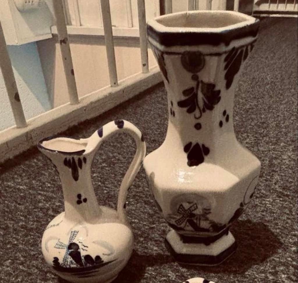 Delfts blauwe set: kruikje en vaas met molens, Ophalen of Verzenden