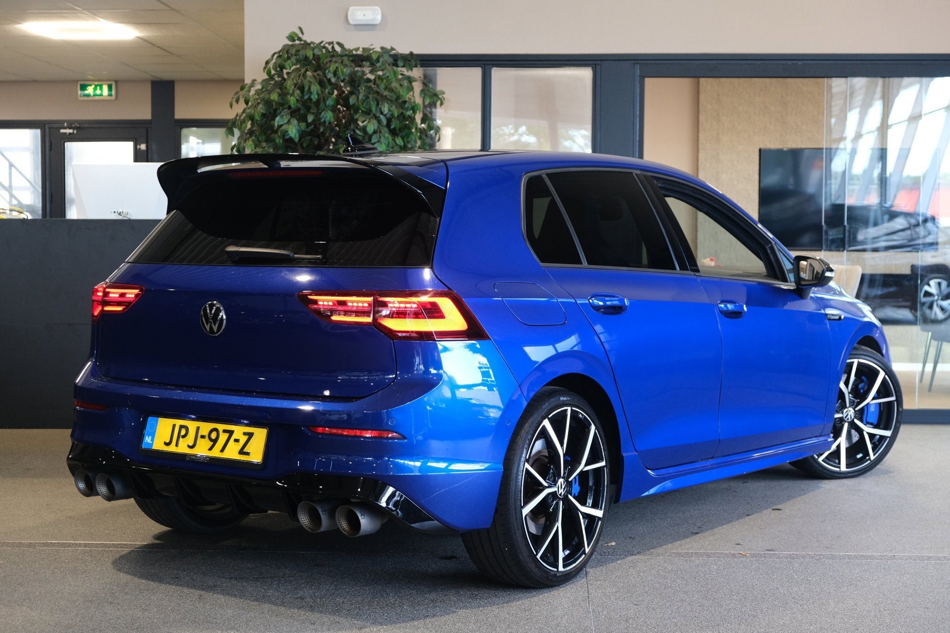 Volkswagen Golf 8 2.0 TSI R 4Motion PERFORMANCE Akra Led Cam, Dealer onderhouden, Gebruikt, 4 cilinders, 1984 cc