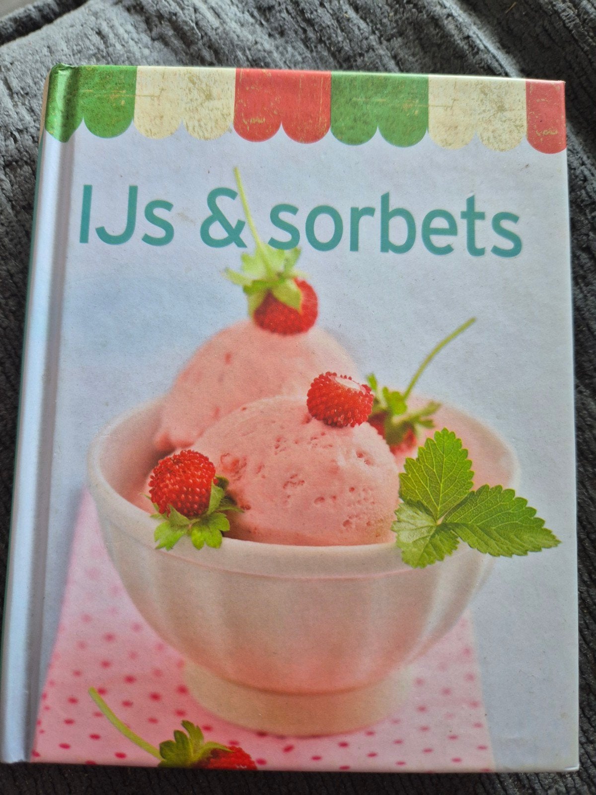 IJs & Sorbets kookboek - heerlijke recepten voor thuis, Boeken, Ophalen of Verzenden, Zo goed als nieuw, Taart, Gebak en Desserts