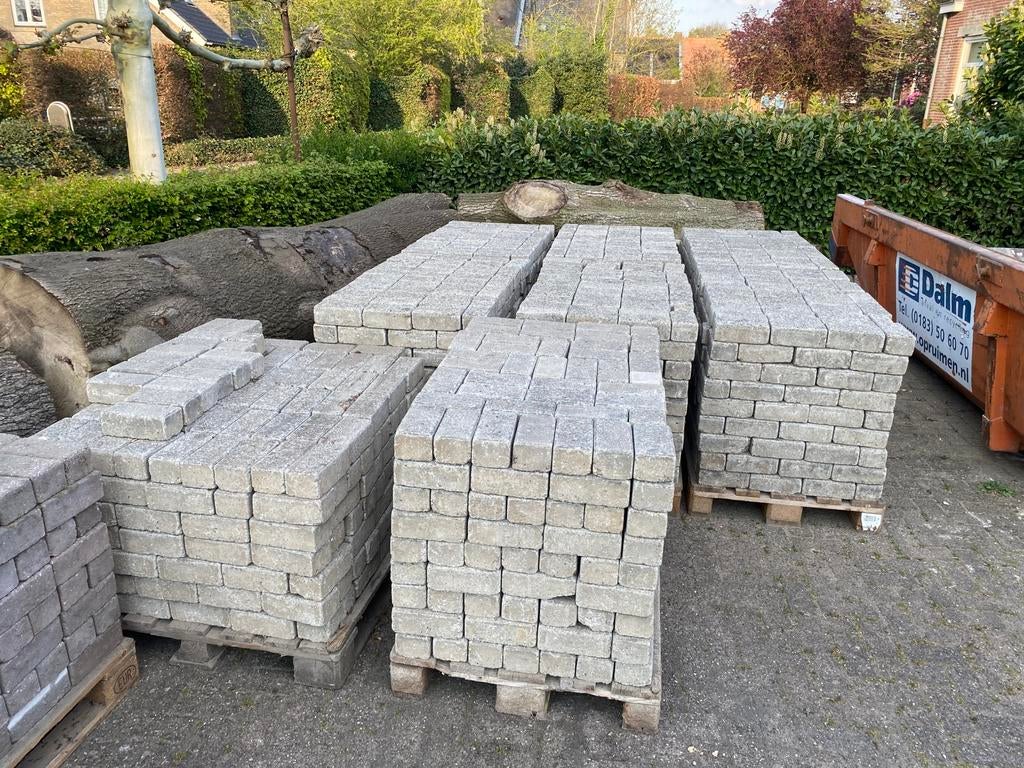 Gratis ruim 60m2 betonklinkers grijs, Ophalen, Gebruikt, Klinkers, 10 m² of meer