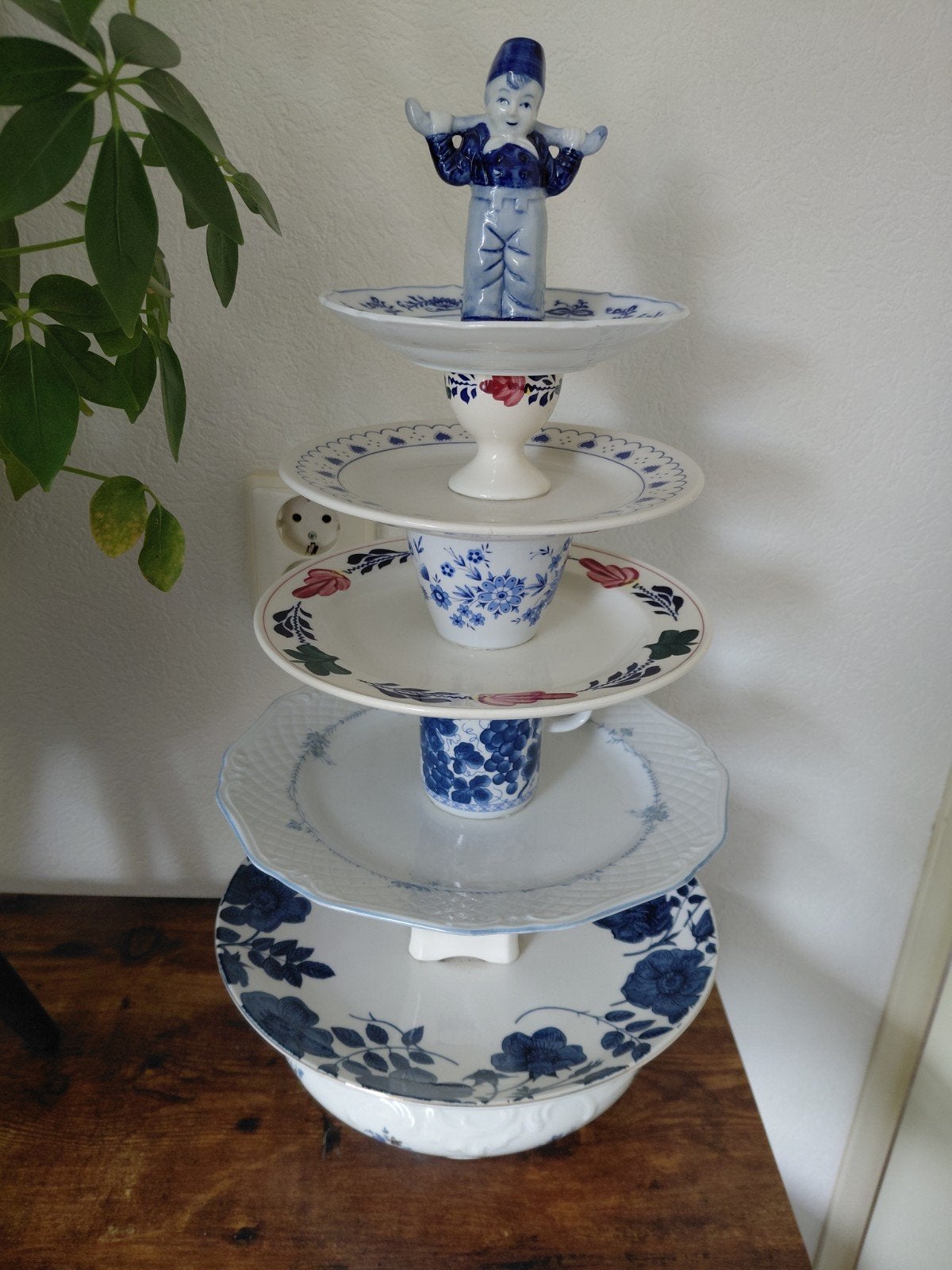 Unieke etagère van Delfts blauw servies en ander servies, Ophalen