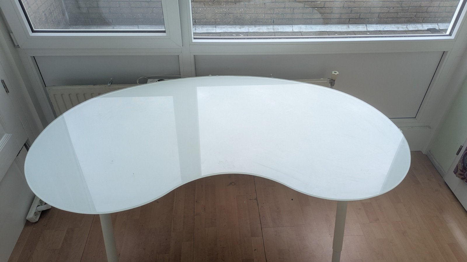 Niervormig melkglazen bureau 160x90, Huis en Inrichting, Ophalen, In hoogte verstelbaar, Zo goed als nieuw