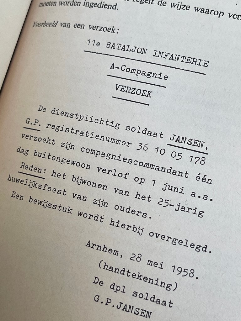 militair / Handboek Soldaat  14e druk uit 1961 (Huzaar)