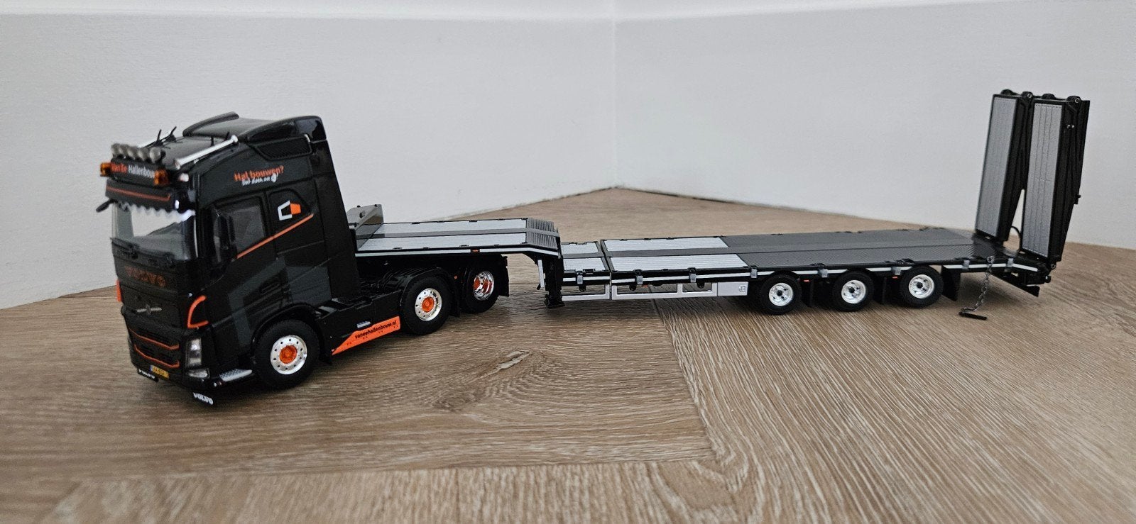 WSI Models Volvo FH04 Van ee Hallenbouw met 4-assige dieplad, Ophalen of Verzenden, Nieuw, Bus of Vrachtwagen