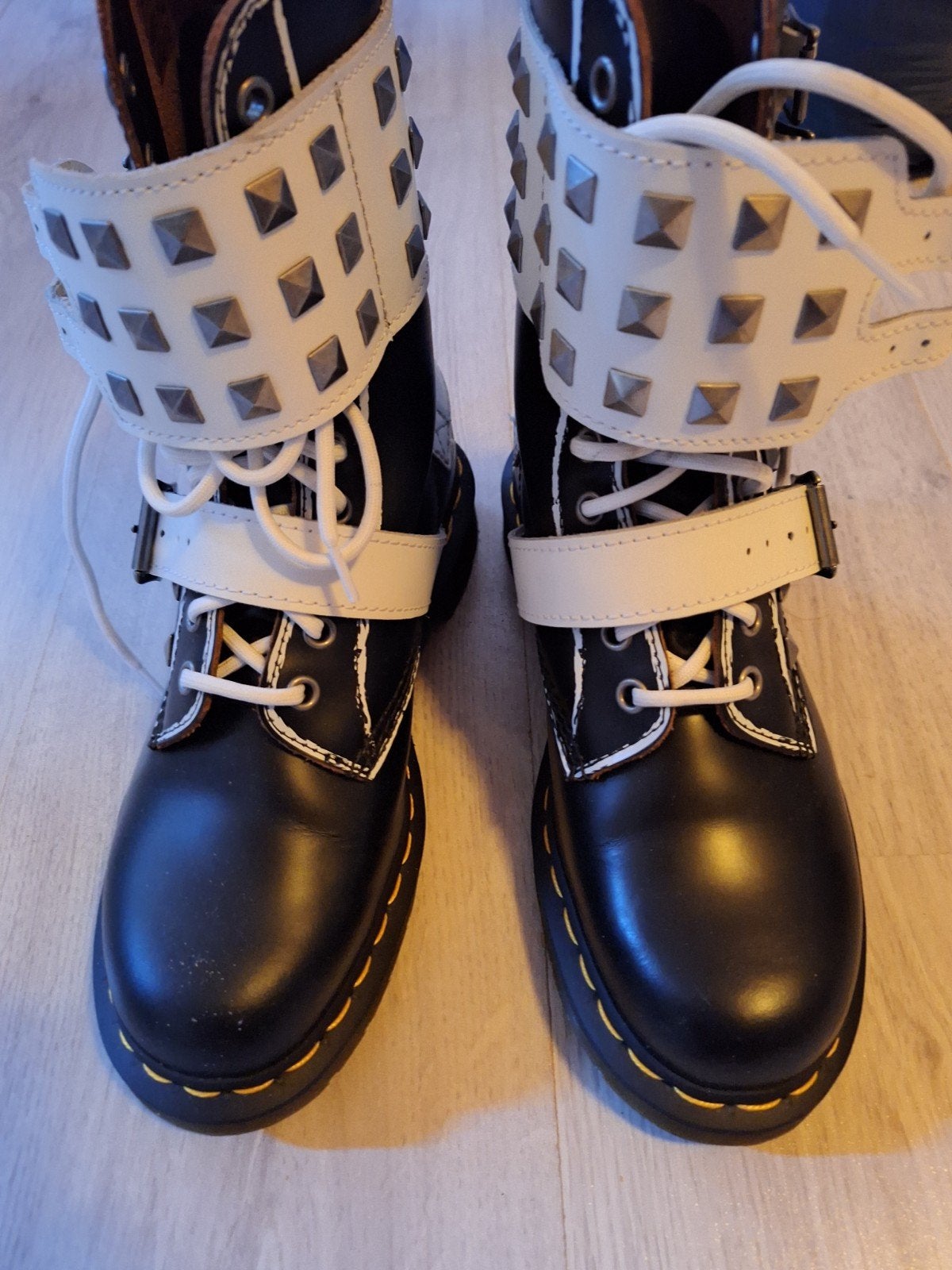 Dr. Martens 1490 Stud 10-veterlaarzen - Zwart/Wit, Kleding | Dames, Schoenen, Ophalen of Verzenden, Zo goed als nieuw, Zwart