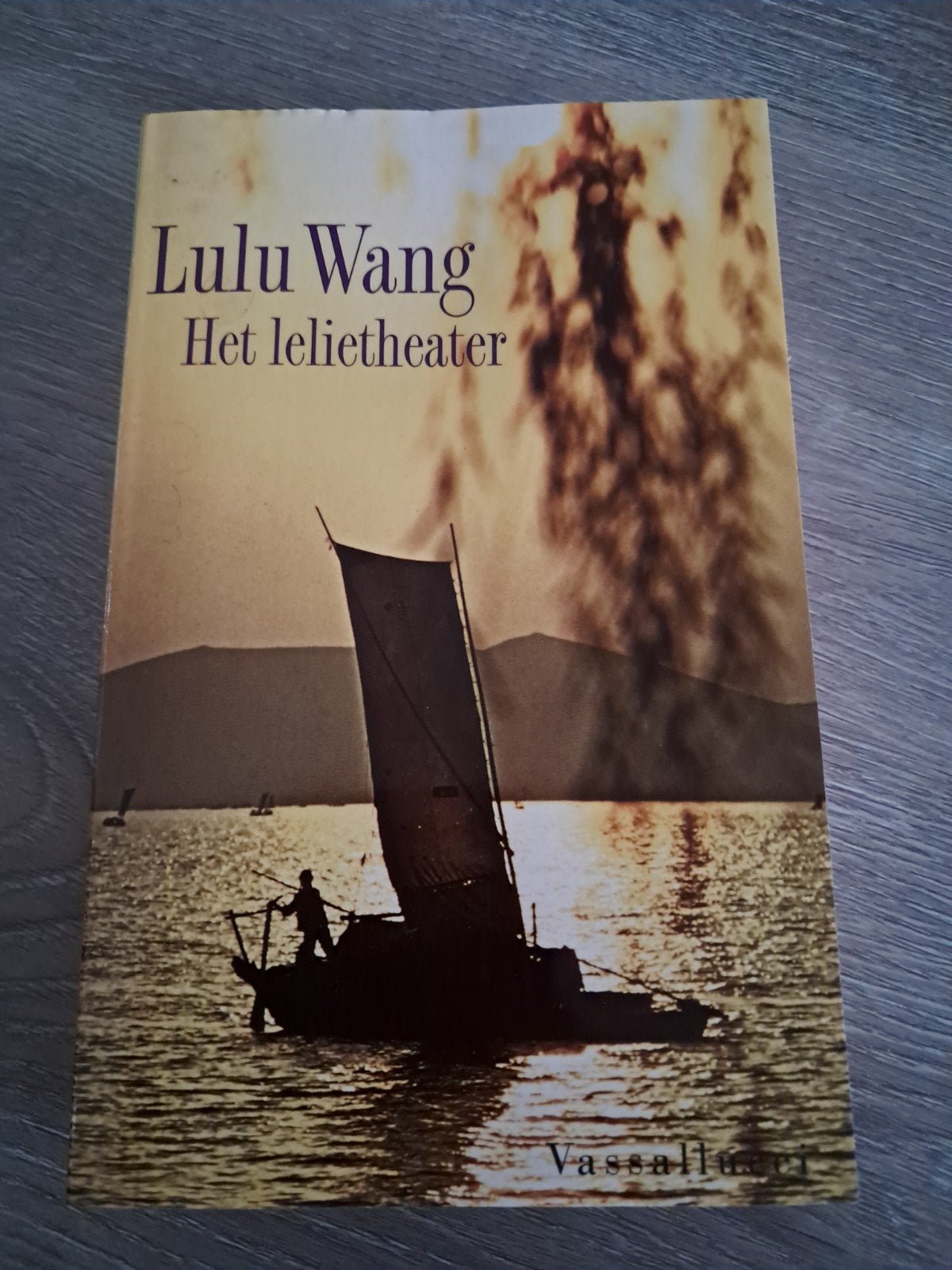 X9 Lulu Wang - Het lelietheater (roman), Ophalen of Verzenden, Gelezen, Lulu Wang, Nederland
