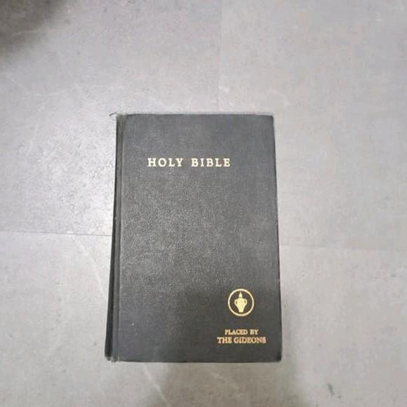 Mooie oude Engels-talige Bijbel, Antiek en Kunst, Antiek | Boeken en Bijbels, Ophalen, Holy Bible