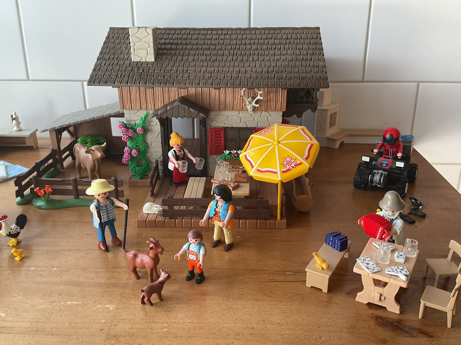 Foto 14 van PLAYMOBIL UTGEBREIDE COUNTRY ALPENHUT 🍺 🪗 SUPER LEUK !!